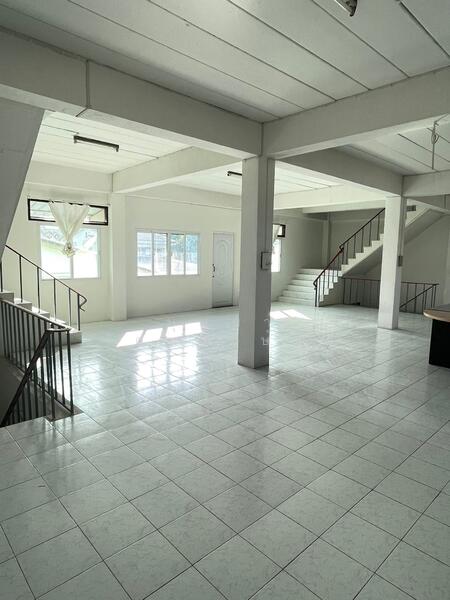 ให้เช่า - ทำเล BTS แบริ่ง ซ.ลาซาล 24 ให้เช่าอาคารพาณิชย์ 100 วา 3 คูหาตีทะลุกัน 2.5 ชั้น ตึกสวยพร้อมอยู่, กรุงเทพ