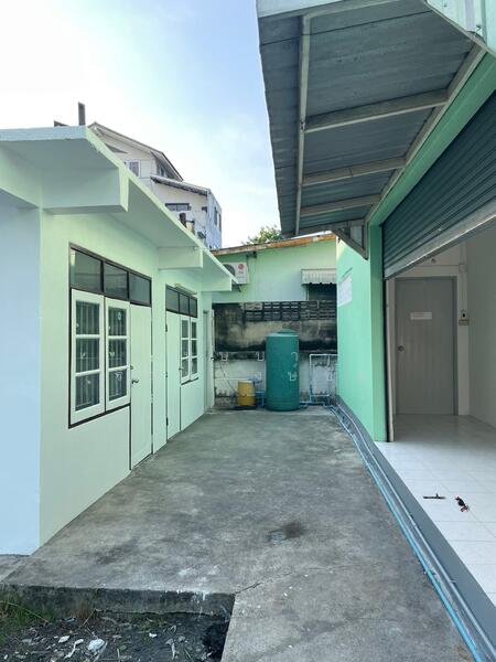 ให้เช่า - ทำเล BTS แบริ่ง ซ.ลาซาล 24 ให้เช่าอาคารพาณิชย์ 100 วา 3 คูหาตีทะลุกัน 2.5 ชั้น ตึกสวยพร้อมอยู่, กรุงเทพ