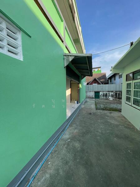 ให้เช่า - ทำเล BTS แบริ่ง ซ.ลาซาล 24 ให้เช่าอาคารพาณิชย์ 100 วา 3 คูหาตีทะลุกัน 2.5 ชั้น ตึกสวยพร้อมอยู่, กรุงเทพ