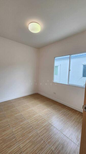 ห้องนอนหลังบ้าน