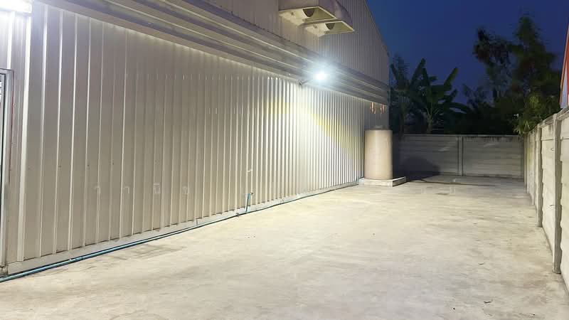 ให้เช่า - โกดังใหม่ 460 ตรม. / แอร์ครบแต่งหรู / ปากซอยติดมอเตอร์เวย์-ลำลูกกา, ปทุมธานี