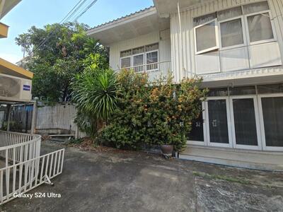 ขาย - ขายบ้านในซอยสุขสันต์ ถ.สุรวงศ์หรือ ถ.ทรัพย์ 2 หลังในคอมพลาวด์บ้าน 4 หลัง, กรุงเทพ