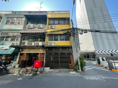 ขาย - อาคารพาณิชย์ 3 ชั้น 16 ตร.ว. อาคารพาณิชย์ ซอยสุขุมวิท65, กรุงเทพ