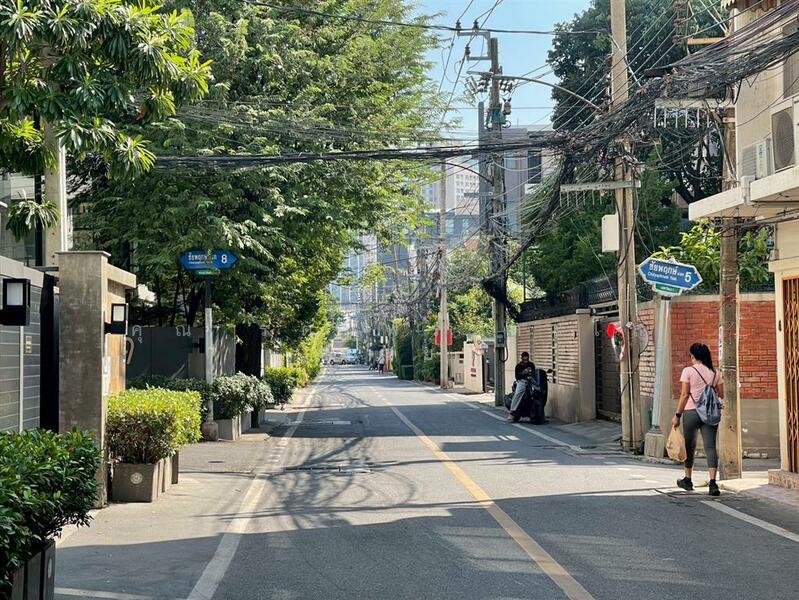 ขาย - อาคารพาณิชย์ 3 ชั้น 16 ตร.ว. อาคารพาณิชย์ ซอยสุขุมวิท65, กรุงเทพ