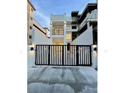 ขาย - ทาวน์โฮม 4 ชั้น สวย ทำเลดี ใกล้ รถไฟฟ้าโชคชัย 4 เพียง 700 เมตร, กรุงเทพ