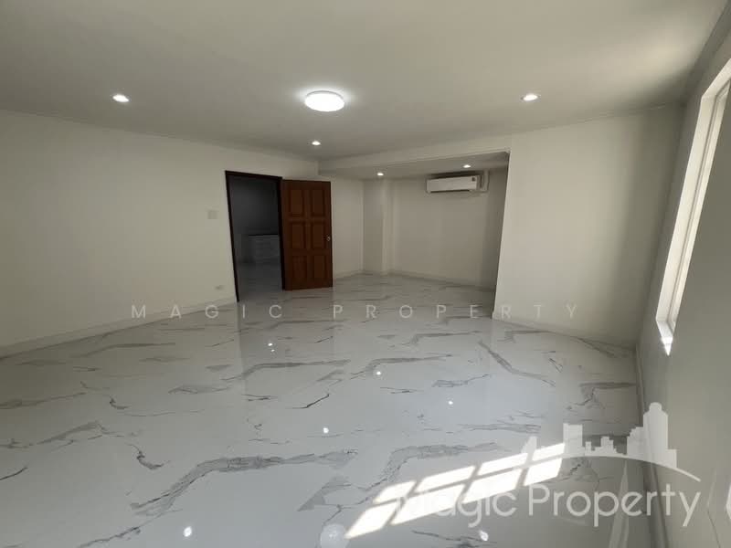 Yenakart Residence, Bangkok, 3 Soi Prasat Suk, Chong Nonsi, Yan Nawa, Bangkok, 4 Bedrooms, 450 sqm, Townhouse For Rent, by Magic Property, 500129911 - DDproperty.com