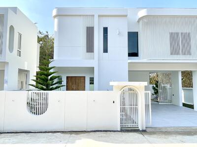 ขาย - ขาย บ้านใหม่สไตล์โมเดิร์น ไม่ใกลจากเมือง เดินทางสะดวก (ID:737HS), เชียงใหม่