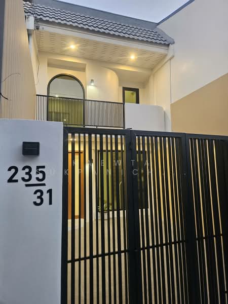 For Sale - ์Near BTS Phunnawithi 700m. Townhouse 2f 4.99MB., Bangkok