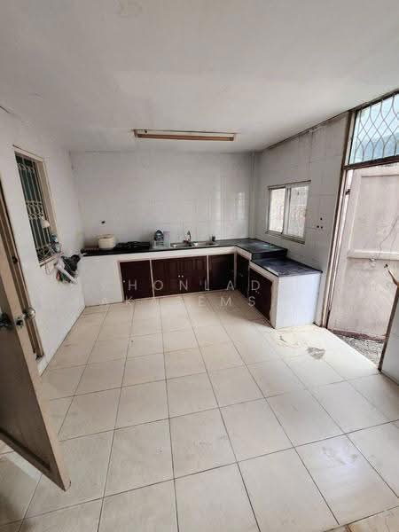 Phoem Phun Thani Village Kaset-Nawamin, Bangkok, ประเสริฐมนูกิจ, Nuan Chan, Bueng Kum, Bangkok, 3 Bedrooms, 200 sqm, Townhouse For Sale, by Chonlada Nakasemsuwan, 500131380 - ชั้น1 ห้องครัว ด้านหลัง - DDproperty.com