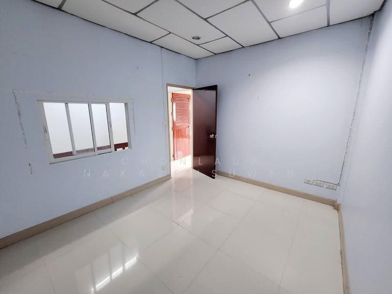 Phoem Phun Thani Village Kaset-Nawamin, Bangkok, ประเสริฐมนูกิจ, Nuan Chan, Bueng Kum, Bangkok, 3 Bedrooms, 200 sqm, Townhouse For Sale, by Chonlada Nakasemsuwan, 500131380 - ชั้น2 ห้องนอนกลาง มีหน้าต่าง - DDproperty.com