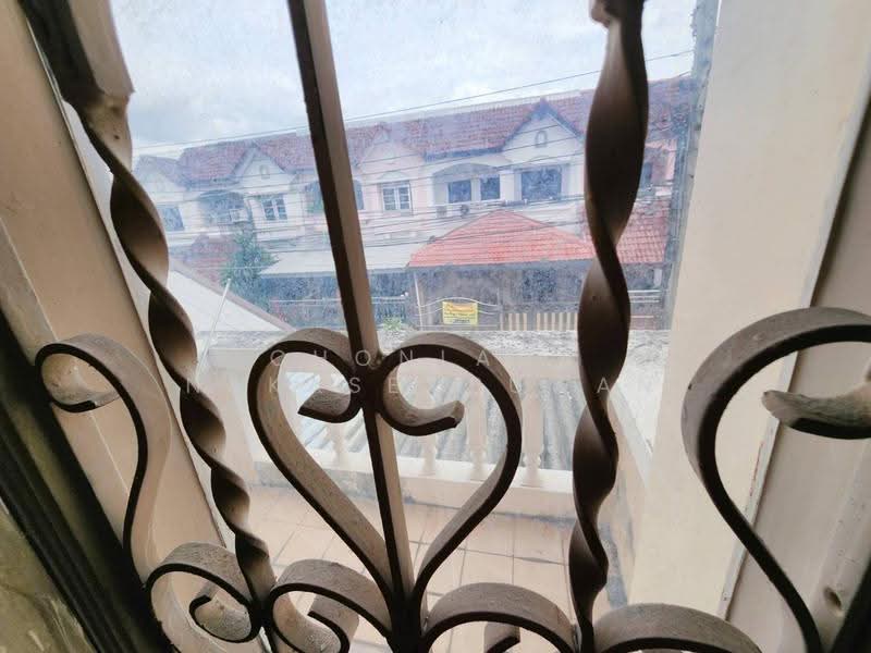 Phoem Phun Thani Village Kaset-Nawamin, Bangkok, ประเสริฐมนูกิจ, Nuan Chan, Bueng Kum, Bangkok, 3 Bedrooms, 200 sqm, Townhouse For Sale, by Chonlada Nakasemsuwan, 500131380 - ชั้น2 ระเบียง วิวบ้านตรงข้าม - DDproperty.com