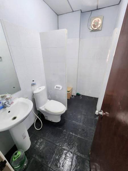 Phoem Phun Thani Village Kaset-Nawamin, Bangkok, ประเสริฐมนูกิจ, Nuan Chan, Bueng Kum, Bangkok, 3 Bedrooms, 200 sqm, Townhouse For Sale, by Chonlada Nakasemsuwan, 500131380 - ชั้น2 ห้องน้ำห้องส้วม อยู่ด้านหลัง - DDproperty.com