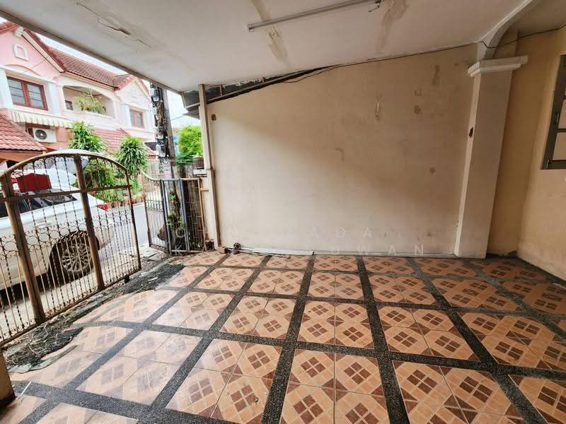 Phoem Phun Thani Village Kaset-Nawamin, Bangkok, ประเสริฐมนูกิจ, Nuan Chan, Bueng Kum, Bangkok, 3 Bedrooms, 200 sqm, Townhouse For Sale, by Chonlada Nakasemsuwan, 500131380 - หน้าบ้าน จอดรถ 1คัน - DDproperty.com