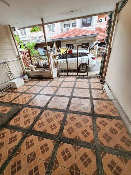 Phoem Phun Thani Village Kaset-Nawamin, Bangkok, ประเสริฐมนูกิจ, Nuan Chan, Bueng Kum, Bangkok, 3 Bedrooms, 200 sqm, Townhouse For Sale, by Chonlada Nakasemsuwan, 500131380 - หน้าบ้าน จอดรถ 1คัน - DDproperty.com