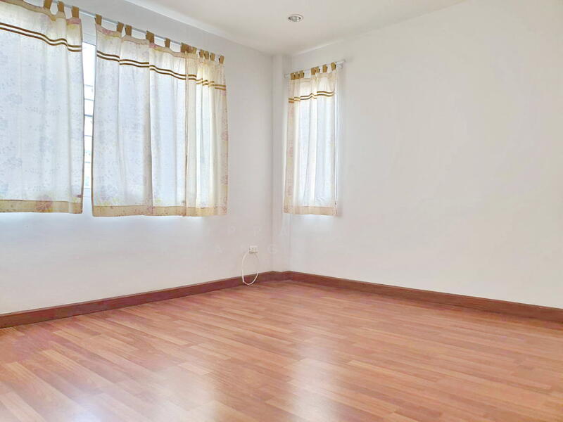 ให้เช่า - ให้เช่า ทาวน์โฮม 3 ชั้น ทาสีใหม่ทั้งหลัง ถนนสุทธิสาร ใกล้ MRT สุทธิสาร 1 กม., กรุงเทพ