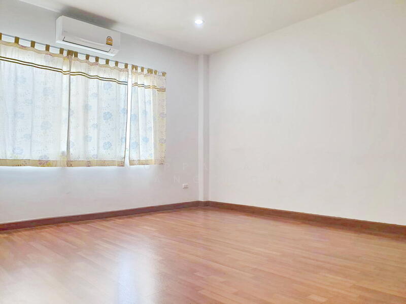 ให้เช่า - ให้เช่า ทาวน์โฮม 3 ชั้น ทาสีใหม่ทั้งหลัง ถนนสุทธิสาร ใกล้ MRT สุทธิสาร 1 กม., กรุงเทพ