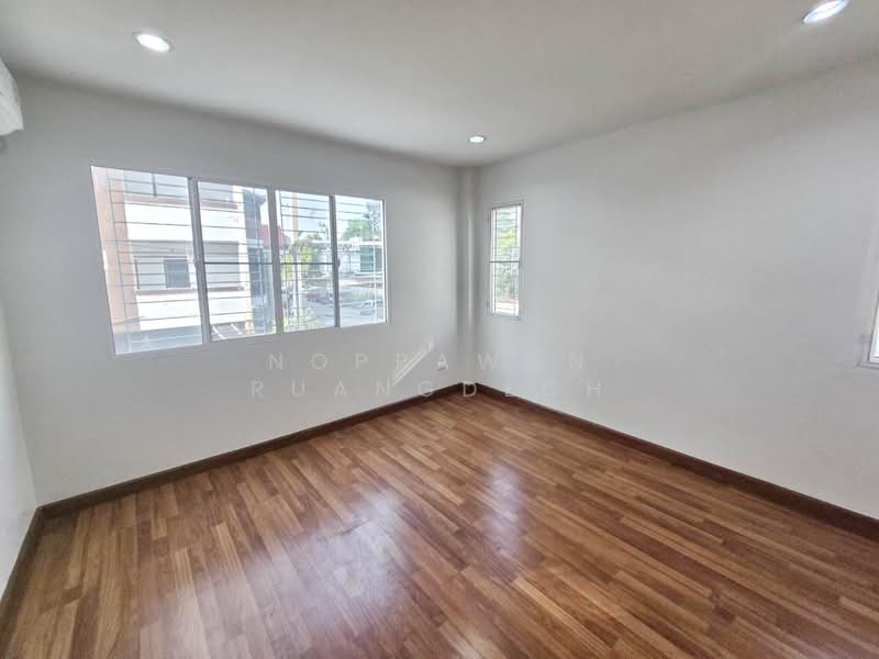 ให้เช่า ทาวน์โฮม 3 ชั้น ทาสีใหม่ทั้งหลัง ถนนสุทธิสาร ใกล้ MRT สุทธิสาร 1 กม., Bangkok, Samsen Nok, Huai Khwang, Bangkok, 3 Bedrooms, 116 sqm, Townhouse For Rent, by Noppawan Ruangdech, 500131453 - DDproperty.com