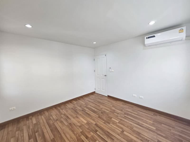 ให้เช่า ทาวน์โฮม 3 ชั้น ทาสีใหม่ทั้งหลัง ถนนสุทธิสาร ใกล้ MRT สุทธิสาร 1 กม., Bangkok, Samsen Nok, Huai Khwang, Bangkok, 3 Bedrooms, 116 sqm, Townhouse For Rent, by Noppawan Ruangdech, 500131453 - DDproperty.com