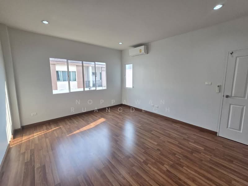 ให้เช่า ทาวน์โฮม 3 ชั้น ทาสีใหม่ทั้งหลัง ถนนสุทธิสาร ใกล้ MRT สุทธิสาร 1 กม., Bangkok, Samsen Nok, Huai Khwang, Bangkok, 3 Bedrooms, 116 sqm, Townhouse For Rent, by Noppawan Ruangdech, 500131453 - DDproperty.com