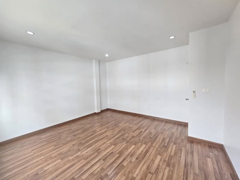 ให้เช่า ทาวน์โฮม 3 ชั้น ทาสีใหม่ทั้งหลัง ถนนสุทธิสาร ใกล้ MRT สุทธิสาร 1 กม., Bangkok, Samsen Nok, Huai Khwang, Bangkok, 3 Bedrooms, 116 sqm, Townhouse For Rent, by Noppawan Ruangdech, 500131453 - DDproperty.com