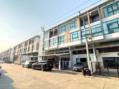 ขาย - Trio Romklao (ทรีโอ ร่มเกล้า), กรุงเทพ