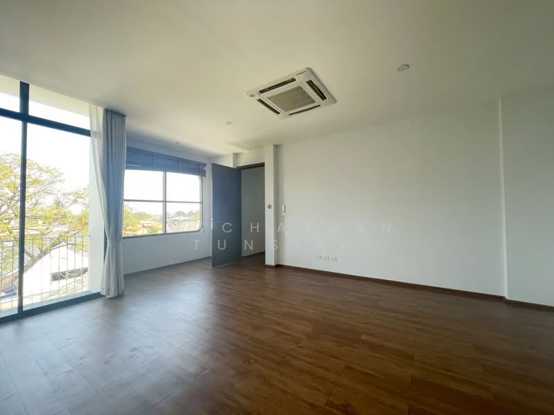 บ้าน 3 ชั้น พร้อมสระว่ายน้ำส่วนตัว ให้เช่า – ใกล้มหาวิทยาลัยเชียงใหม่ เพียง 5 นาที ค่าเช่า 70,000 บา, Chiang Mai, Su Thep, Muang Chiang Mai, Chiang Mai, 4 Bedrooms, 350 sqm, Single Detached House For Rent, by Rutchaporn Tunsiri, 500132082 - DDproperty.com