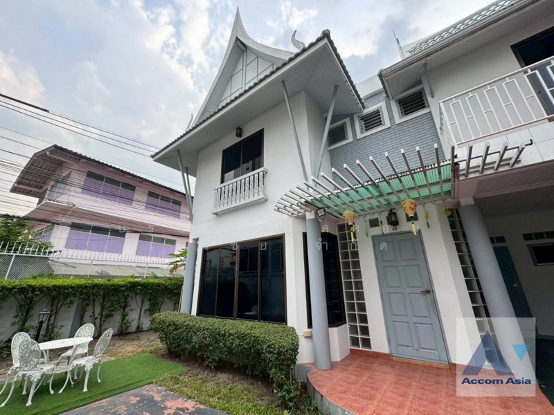 ให้เช่า - Oriental Style House in Compound with Pool, กรุงเทพ