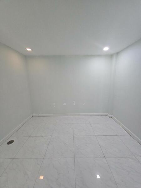 For Sale - ตึกมุมหายาก ทำเลการค้า เหมาะสำหรับทำHome ออฟฟิศ ,Clinic หรือทำค้าขาย !! อาคารพาณิชย์4ชั้น 34.8 ตร.วา, Samut Prakan