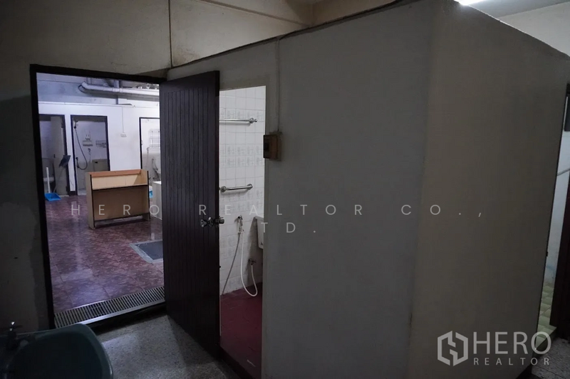 For Rent - For rent Shophouse 600sqm in Khlong Toei Nuea Watthana BTS Ekkamai HRE00160, Bangkok