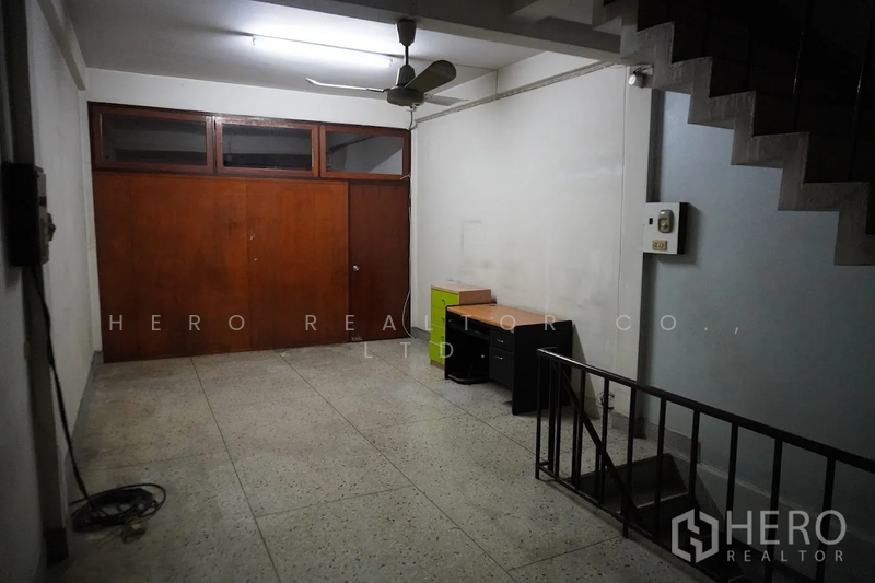 For Rent - For rent Shophouse 600sqm in Khlong Toei Nuea Watthana BTS Ekkamai HRE00160, Bangkok