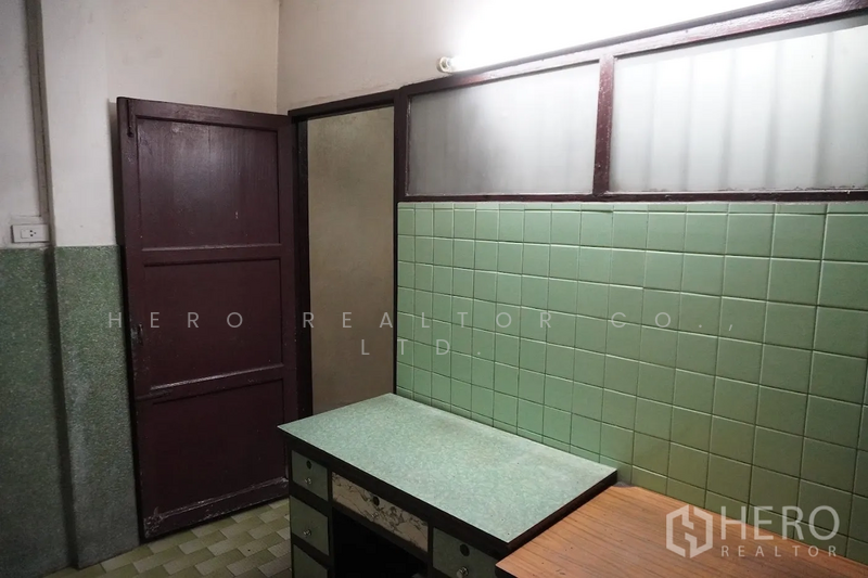 For Rent - For rent Shophouse 600sqm in Khlong Toei Nuea Watthana BTS Ekkamai HRE00160, Bangkok