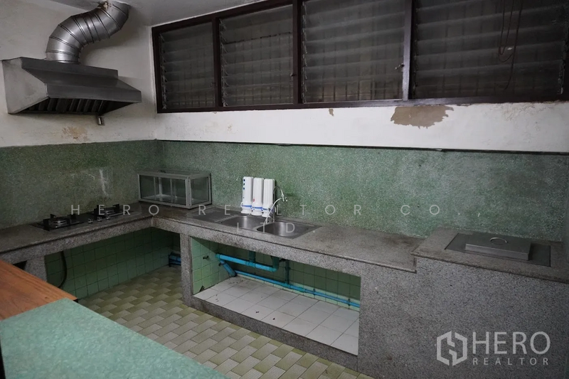 For Rent - For rent Shophouse 600sqm in Khlong Toei Nuea Watthana BTS Ekkamai HRE00160, Bangkok