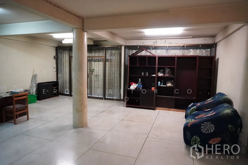 For Rent - For rent Shophouse 600sqm in Khlong Toei Nuea Watthana BTS Ekkamai HRE00160, Bangkok