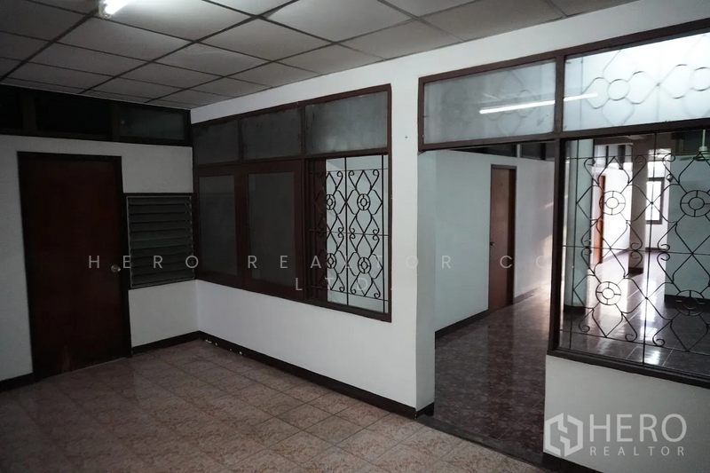 For Rent - For rent Shophouse 600sqm in Khlong Toei Nuea Watthana BTS Ekkamai HRE00160, Bangkok