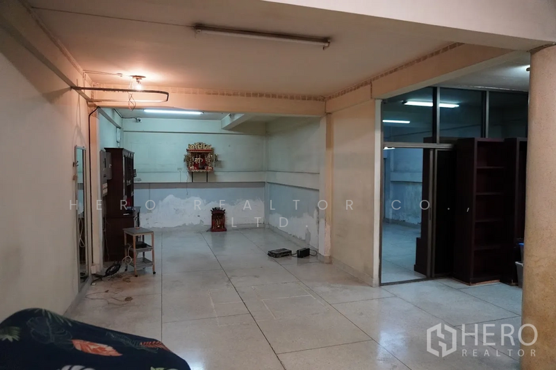 For Rent - For rent Shophouse 600sqm in Khlong Toei Nuea Watthana BTS Ekkamai HRE00160, Bangkok