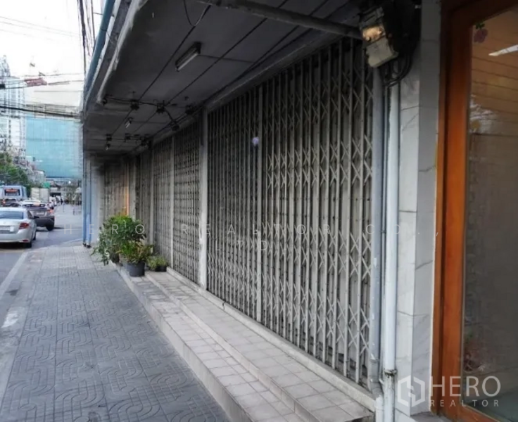 For Rent - For rent Shophouse 600sqm in Khlong Toei Nuea Watthana BTS Ekkamai HRE00160, Bangkok