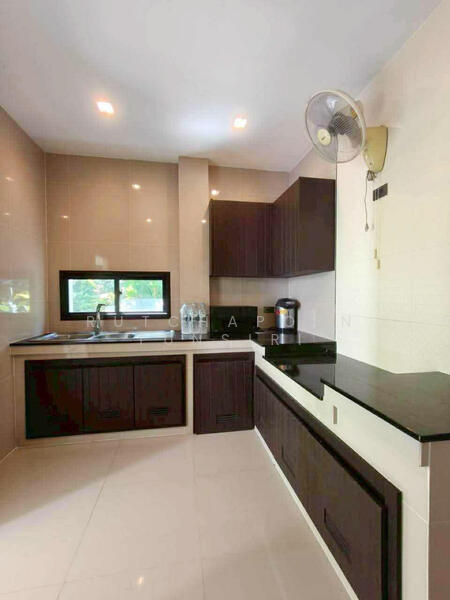 ให้เช่า - บ้านในโครงการ ให้เช่า – ใกล้มีโชคพลาซ่า เพียง 5 นาที ค่าเช่า 60,000 บาท / เดือน รหัสทรัพย์ : No.5H63, เชียงใหม่