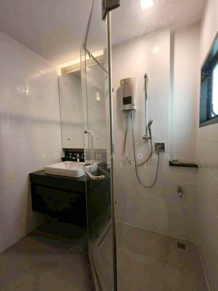 ให้เช่า - บ้านในโครงการ ให้เช่า – ใกล้มีโชคพลาซ่า เพียง 5 นาที ค่าเช่า 60,000 บาท / เดือน รหัสทรัพย์ : No.5H63, เชียงใหม่