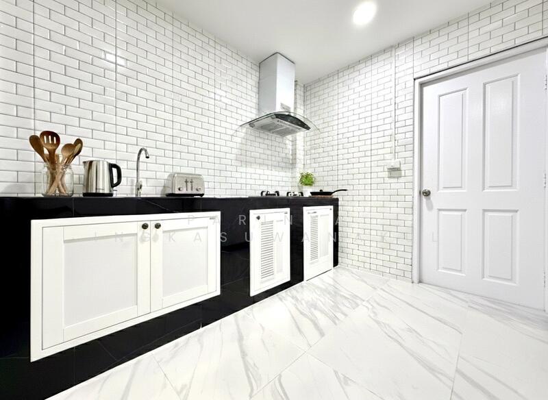 ขาย - บ้านตึก 3 ชั้น แต่งสวย พร้อมอยู่ หลังมุม ซอยจอมทอง 3 ใกล้ BTS ตลาดพลู, กรุงเทพ