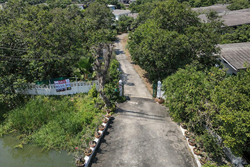 For Sale - ที่ดินเปล่า พร้อมสิ่งปลูกสร้าง 1 ไร่ ถนนเลียบคลองประปา ฝั่งแจ้งวัฒนะ ทำเลดี, Nonthaburi