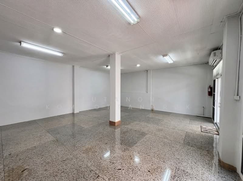 ให้เช่าพื้นที่ 2-3 คูหา ชั้น 1 ใกล้เยาวราช ถนนยุคล 1 ( สวนมะลิ ) มีที่จอดรถหน้าตึก 2-3คัน สัญญา 3 ปี, Bangkok, Wat Thep Sirin, Pom Prap Sattru Phai, Bangkok, , 60 sqm, Shophouse For Rent, by Jutanon Komoottanaruk, 500135942 - DDproperty.com