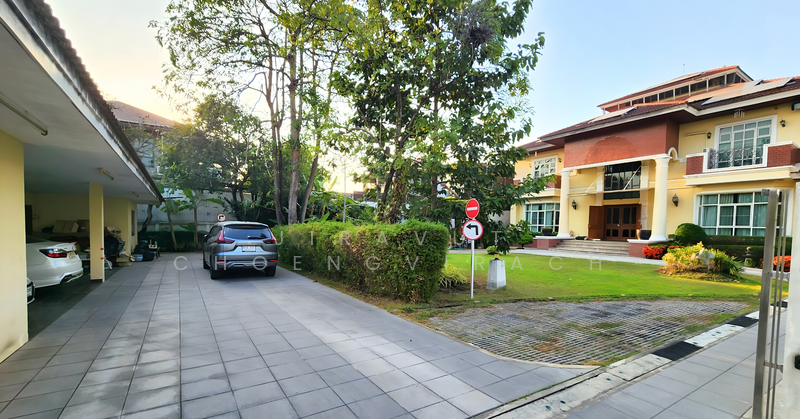 For Sale - Large Detached House | Phutthamonthon Sai 2, Soi 31 A large detached residence on a 334.7 sq.wah, Bangkok