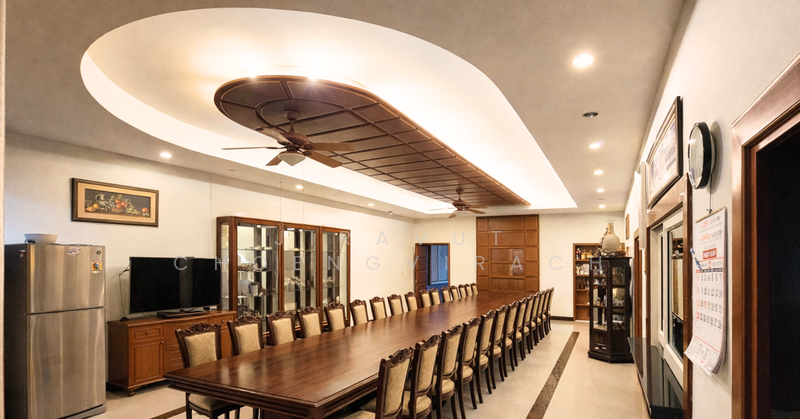 For Sale - Large Detached House | Phutthamonthon Sai 2, Soi 31 A large detached residence on a 334.7 sq.wah, Bangkok