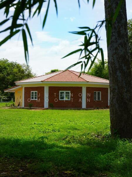 ขายบ้านสวน 2 ไร่เศษ ไม่ไกลกรุงเทพ ติดถนน อยู่ในชุมชน ปลอดภัย พร้อมเพื่อการอยู่อาศัย, Ratchaburi, Nong Kop, Ban Pong, Ratchaburi, 3 Bedrooms, 275 sqm, Single Detached House For Sale, by Jutanon Komoottanaruk, 500139431 - DDproperty.com