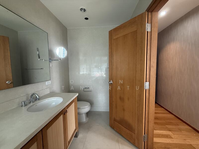 The Emporio Place, Bangkok, 93 Soi Sukhumvit 24, Sukhumvit Road, Khong Tan, Khlong Toei, Bangkok, 2 Bedrooms, 101 sqm, Condo For Sale, by Orawan Ratanapratum, 500141821 - DDproperty.com