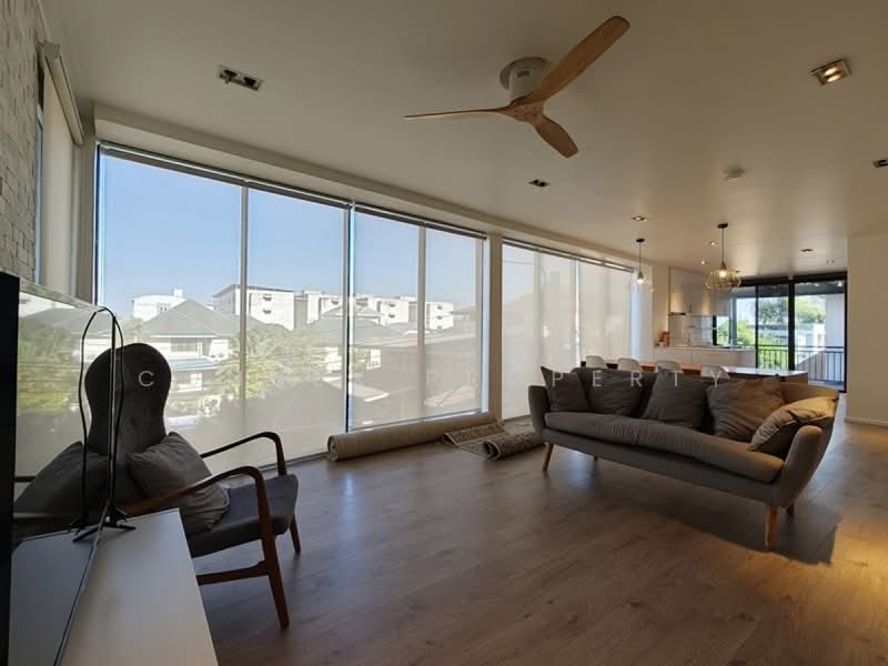 For Sale - 3.5-story commercial building near BTS Royal Thai Navy Academy, just 100 meters, Samut Prakan