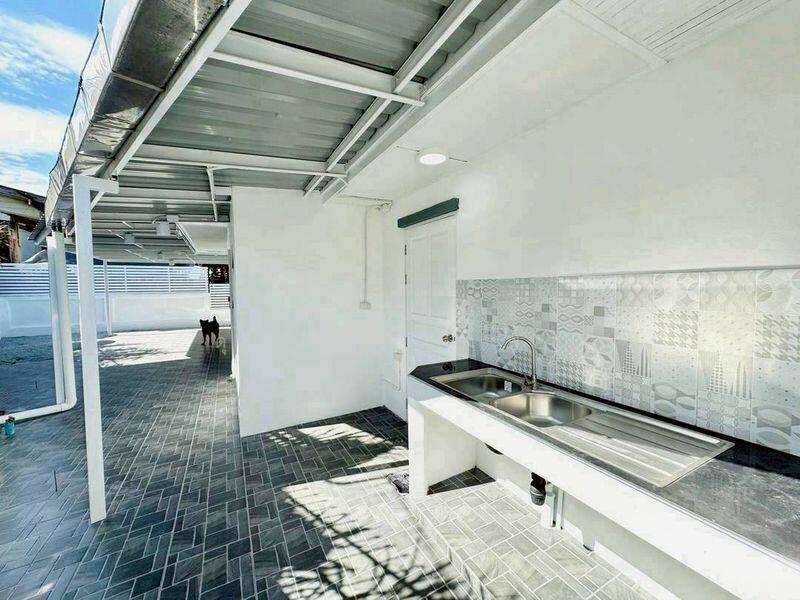 ขายบ้านเดี่ยวชั้นเดียว รีโนเวทใหม่ ซอยเขาพุทธโคดม ศรีราชา, Chon Buri (Pattaya), Si Racha, Si Racha, Chon Buri (Pattaya), 3 Bedrooms, 150 sqm, Single Detached House For Sale, by Dusit Saengfa, 500143174 - DDproperty.com