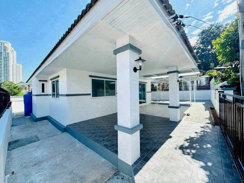 ขายบ้านเดี่ยวชั้นเดียว รีโนเวทใหม่ ซอยเขาพุทธโคดม ศรีราชา, Chon Buri (Pattaya), Si Racha, Si Racha, Chon Buri (Pattaya), 3 Bedrooms, 150 sqm, Single Detached House For Sale, by Dusit Saengfa, 500143174 - DDproperty.com