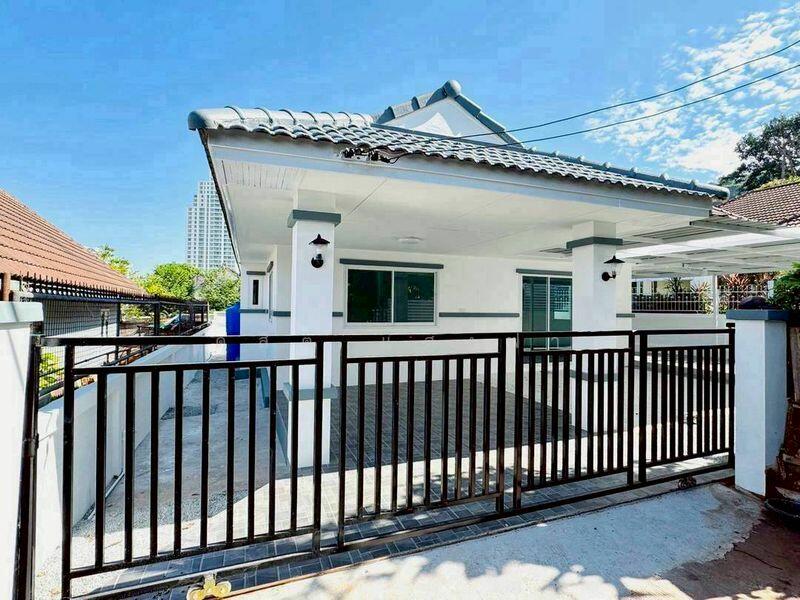 ขายบ้านเดี่ยวชั้นเดียว รีโนเวทใหม่ ซอยเขาพุทธโคดม ศรีราชา, Chon Buri (Pattaya), Si Racha, Si Racha, Chon Buri (Pattaya), 3 Bedrooms, 150 sqm, Single Detached House For Sale, by Dusit Saengfa, 500143174 - DDproperty.com