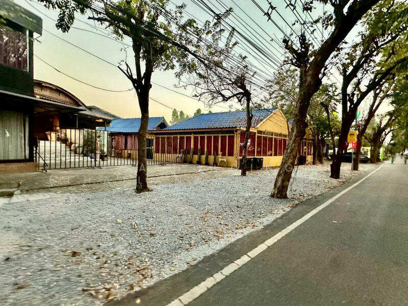 พร้อมสิ่งปลูกสร้าง, Bangkok, Khlong Chan, Bang Kapi, Bangkok, , 800 sqm, Land For Rent, by ERA Holding (Thailand) Co., Ltd., 500143264 - DDproperty.com